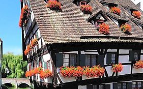 Schiefes Haus